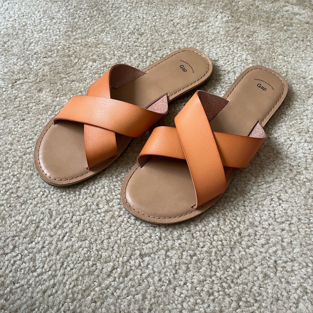 EUC Gap Tan Leather Cross-Cross Slide Sandals